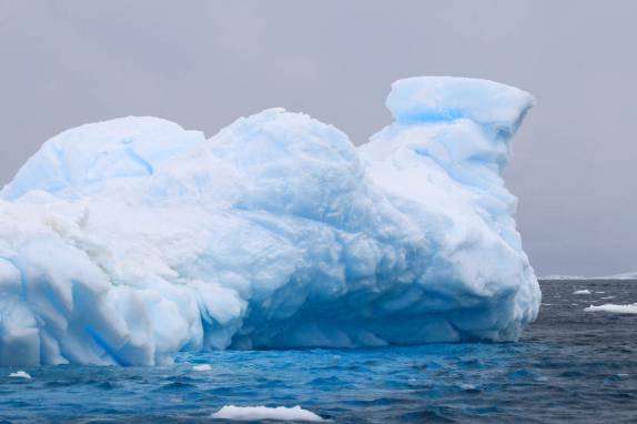 Um iceberg flutua em Kinnes Cove, na Antártida (foto de Steve Denver)
